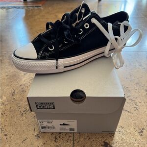 Converse Chuck Taylor NEW Size 8.5
Suede Black/White